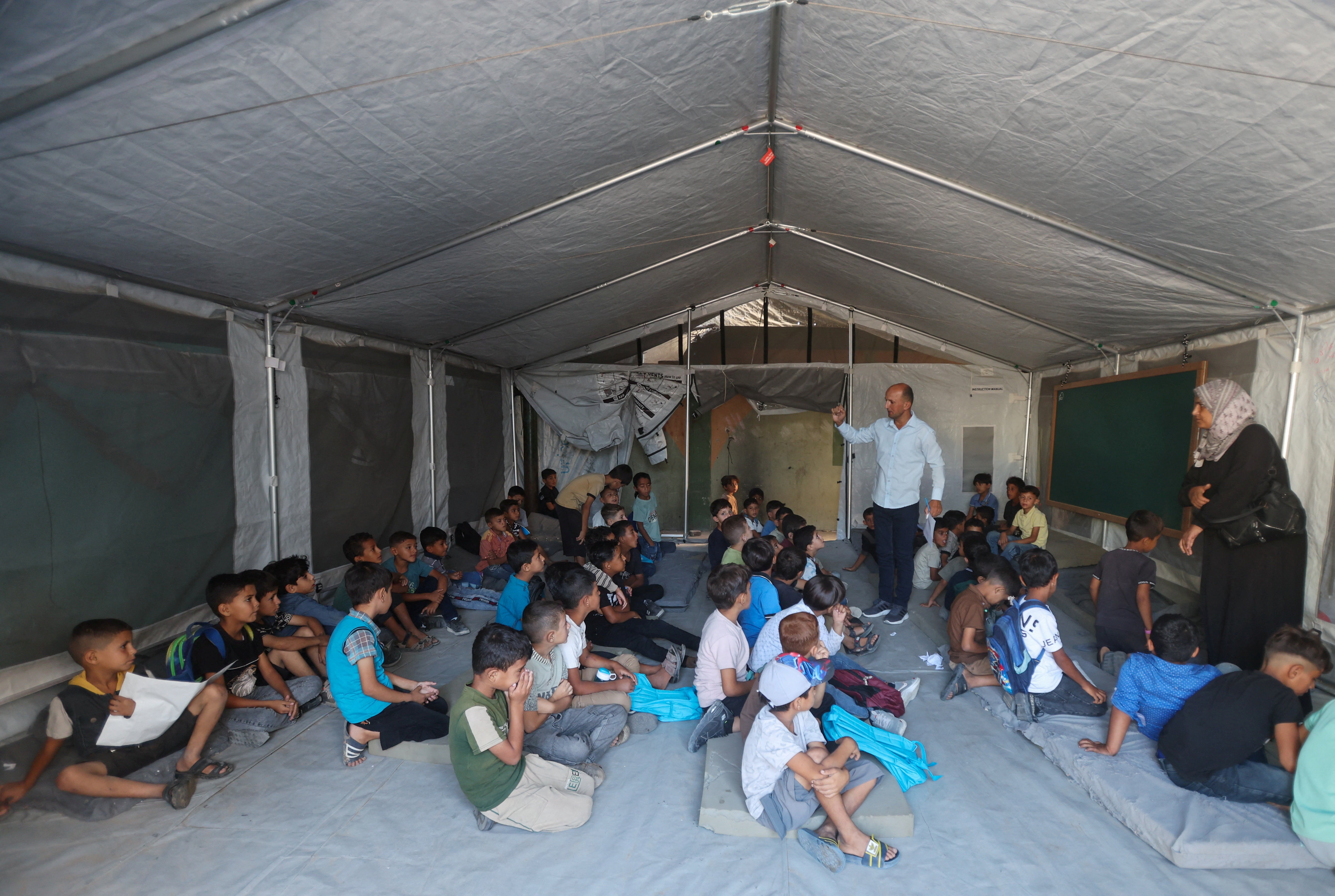 Crianças palestinas voltam às aulas em Gaza após 3 anos e em escolas destruídas pela guerra; VÍDEO