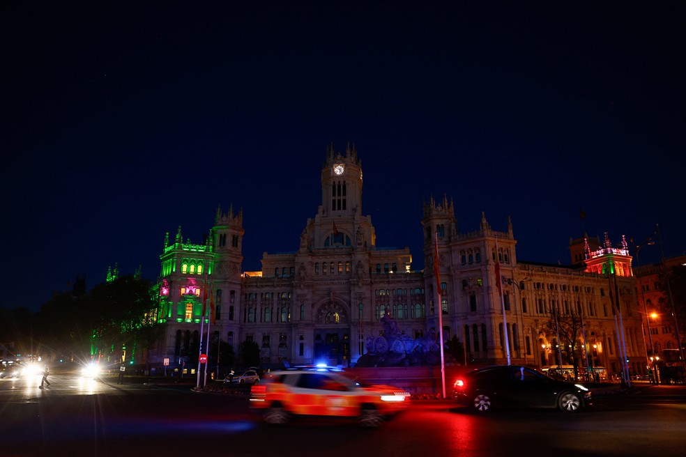 Energia começa a voltar aos poucos em Madri — Foto: REUTERS/Susana Vera