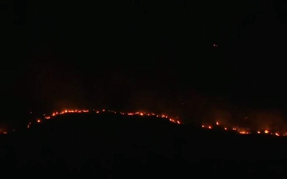 Incêndio que atinge Serra da Bandeira, em Barreiras, chega perto de aeroporto — Foto: Reprodução/TV Bahia