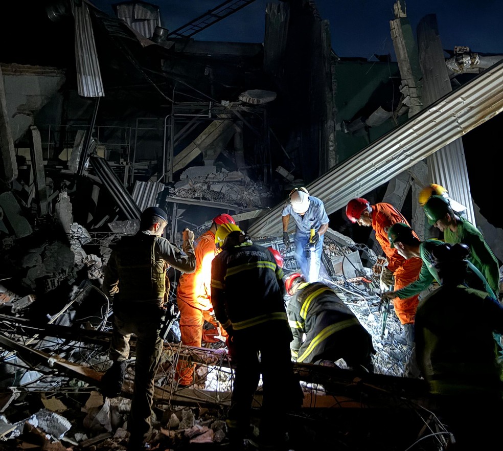 Parte da estrutura e telhado do galpão foram destruídos pela explosão — Foto: Divulgação/Bombeiros