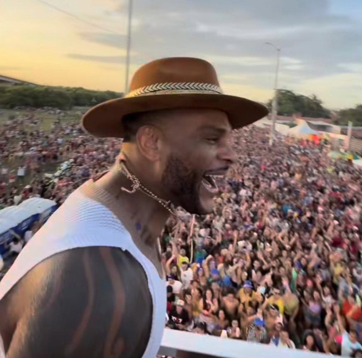 Com hit 'Panamera', Tony Salles embala 80 mil foliões no carnaval de Natal; veja vídeo