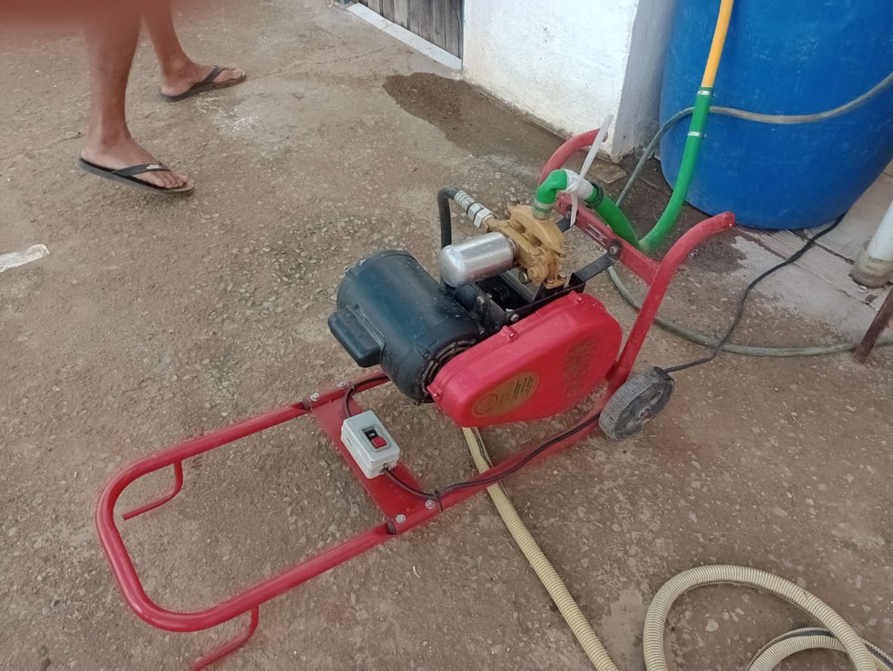 Garoto de 5 anos morreu vítima de choque elétrico após cair em cima de motor-bomba, utilizado para puxar água em lava a jato em Mombaça. — Foto: Reprodução