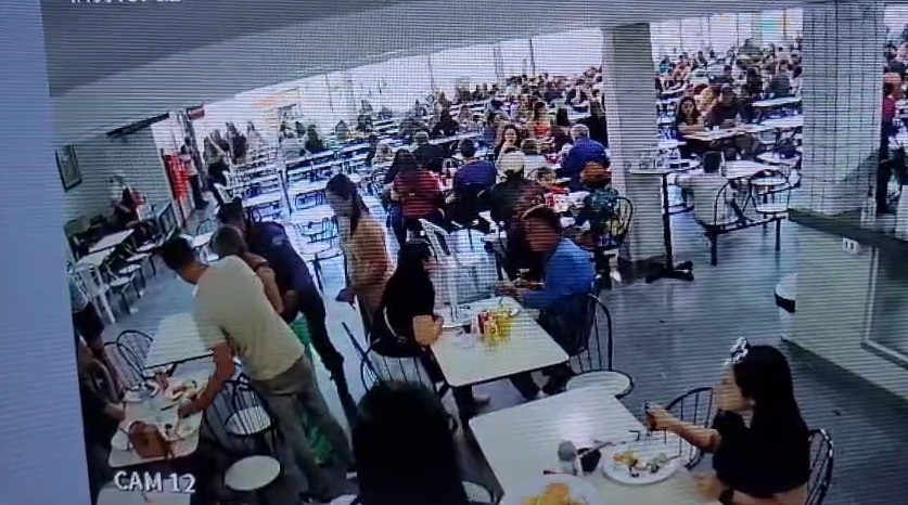 VÍDEO: soldado da PM aplica manobra de Heimlich e salva mulher que se engasgou em restaurante de Itu