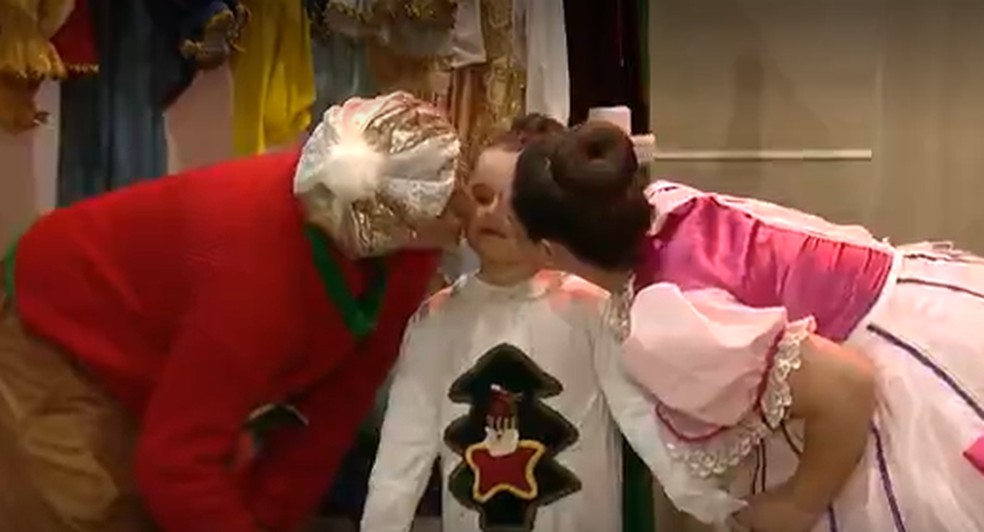 Lucas, Ingrid e a filha Carolina participam do desfile do Natal Luz em Gramado (RS) — Foto: Reprodução/ TV Globo