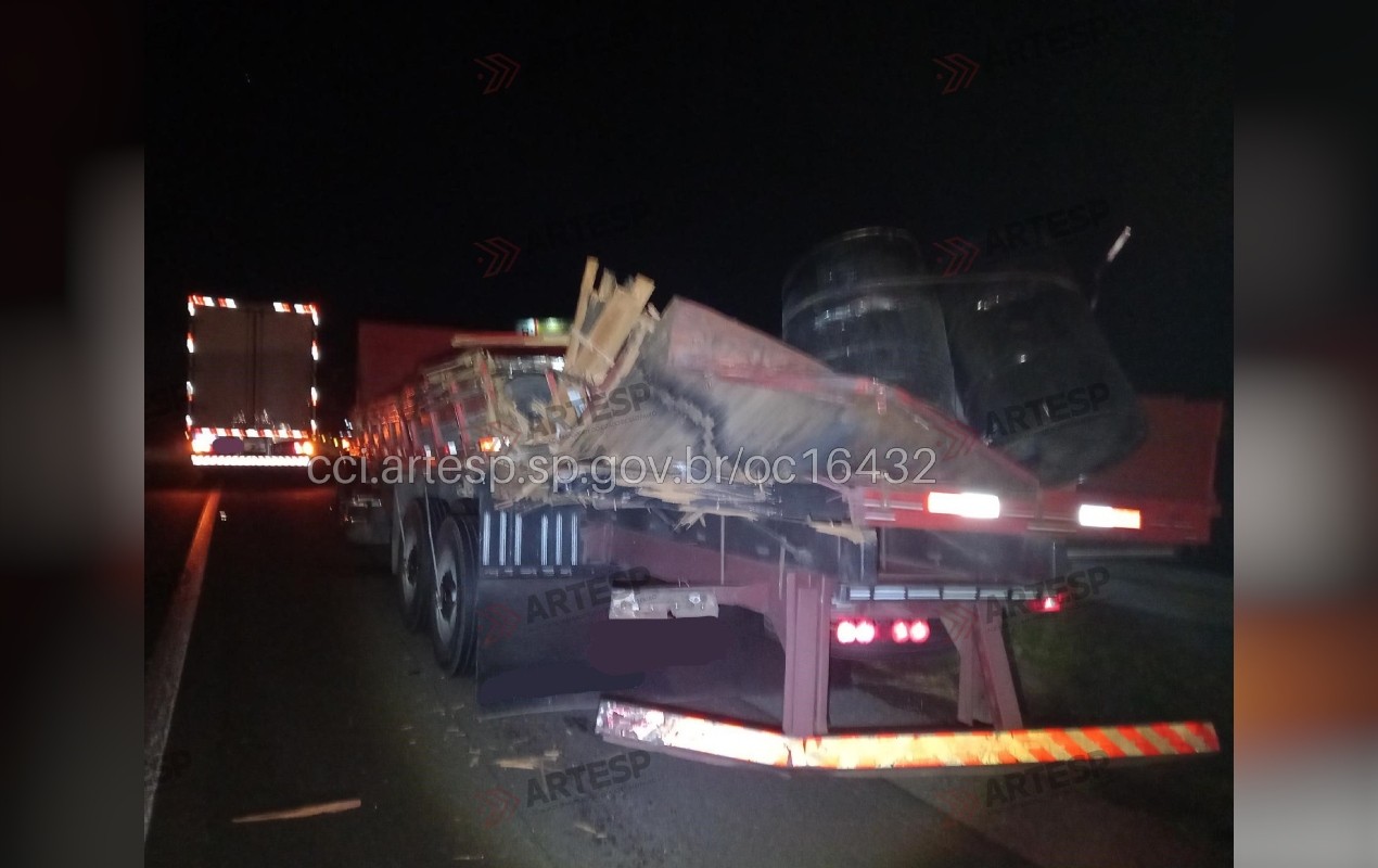 Passageiro morre em batida entre dois caminhões na SP-280 em Porangaba