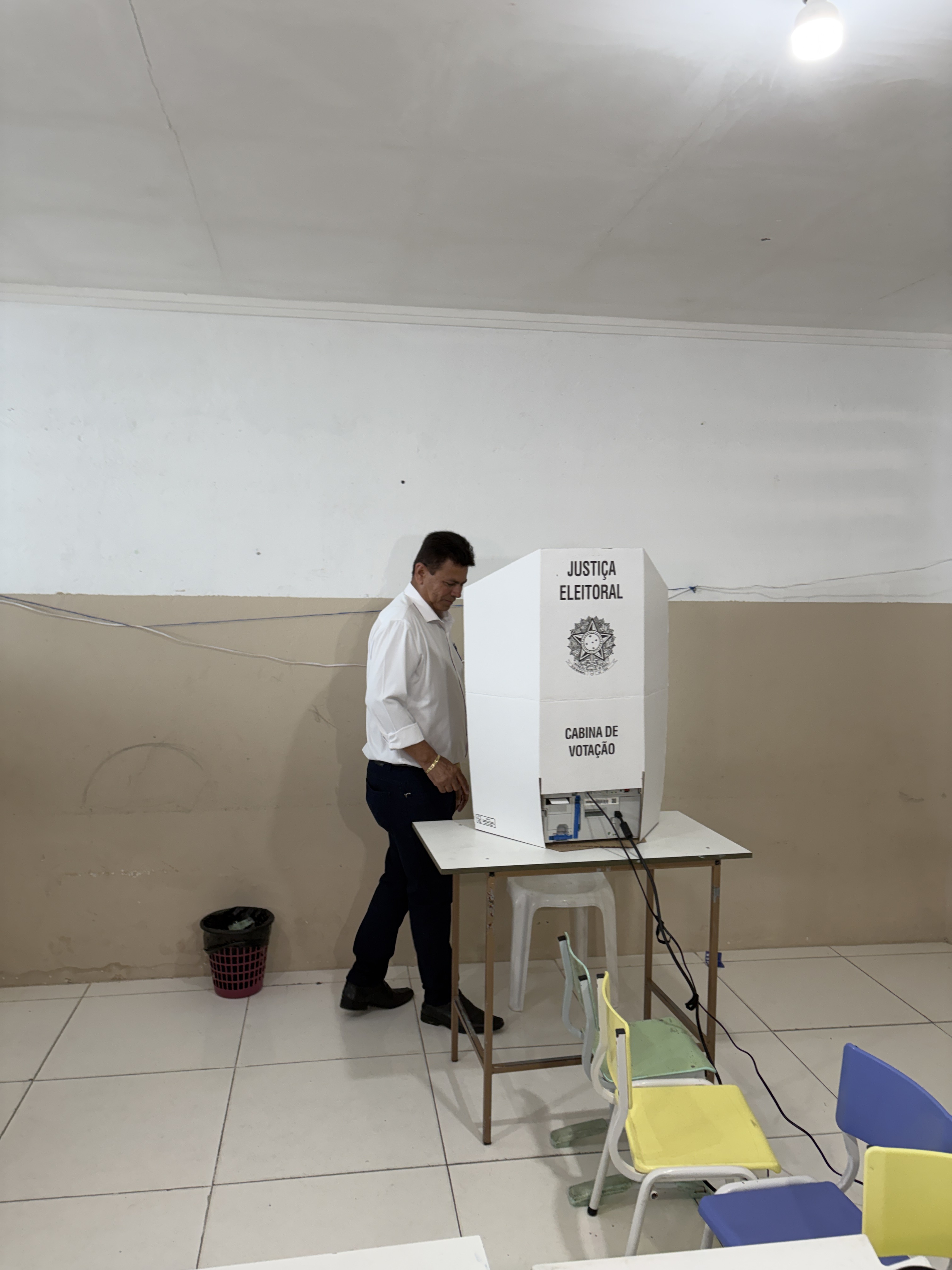 Candidato ao governo de Sergipe, Valmir de Francisquinho do Republicanos vota em Itabaiana