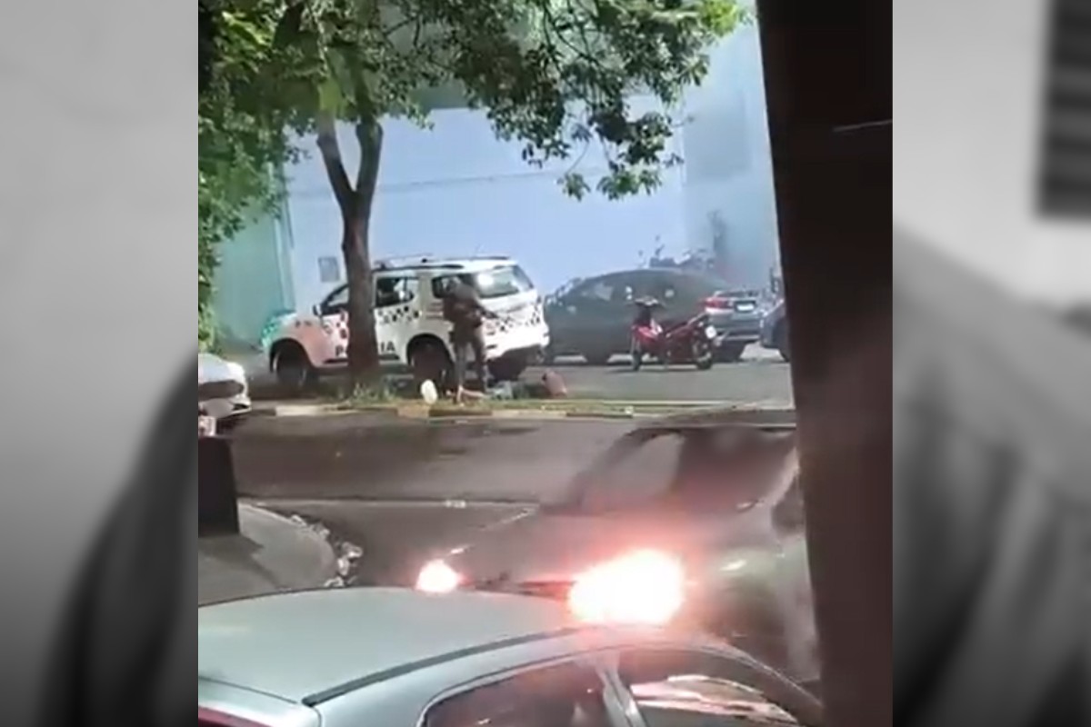 ‘Rolê’ termina em confusão e suspeitos jogam garrafas contra carros da polícia em Presidente Prudente