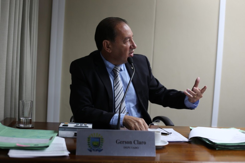 Gerson Claro durante sessão na Alems — Foto: Assessoria