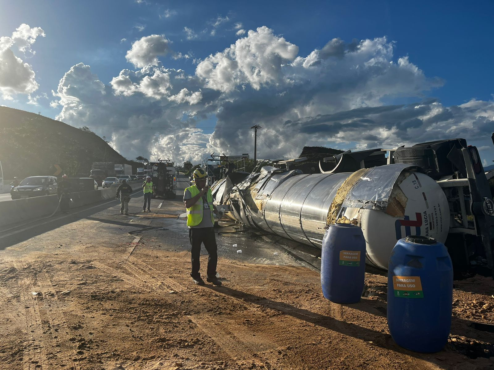 Pista sentido SP da Dutra é liberada 4h30 após acidente com carreta no trecho de Guaratinguetá, SP