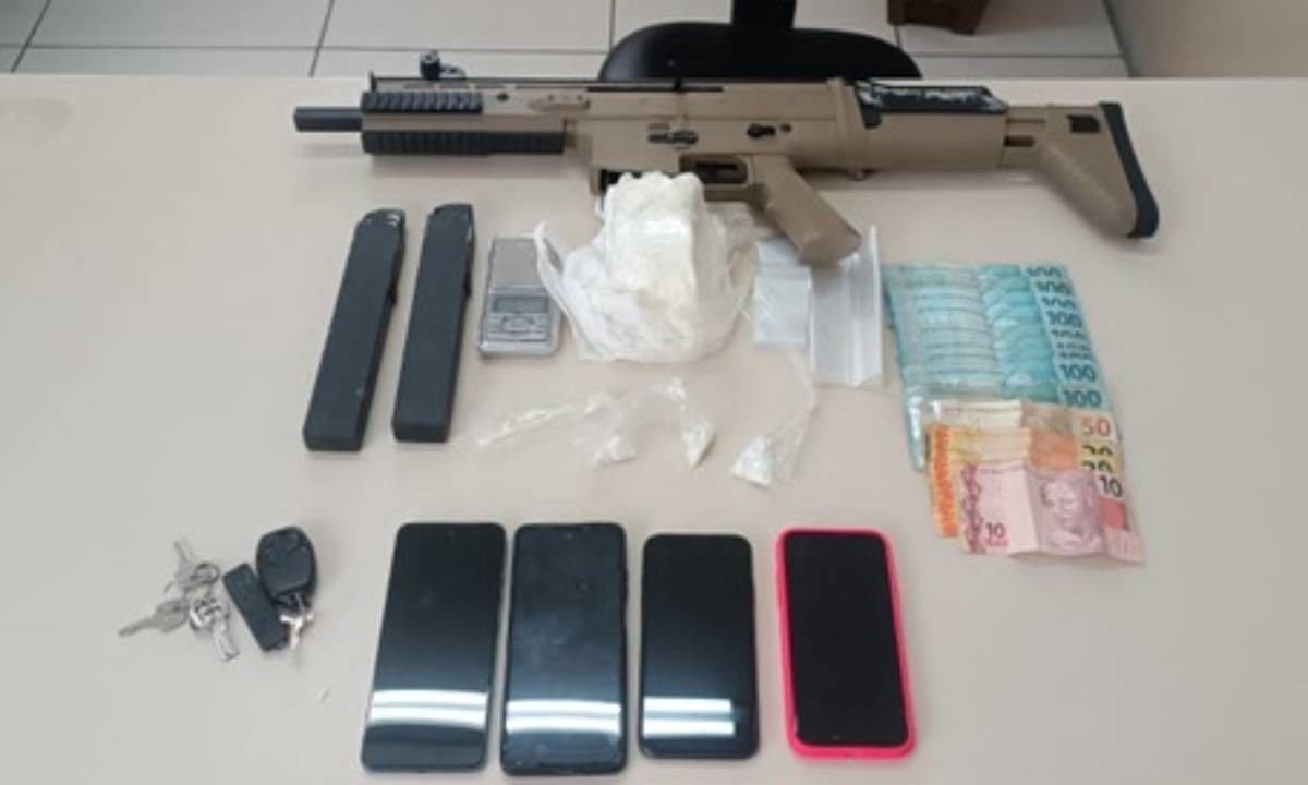 Carabina, drogas e dinheiro são apreendidos após ponto de tráfico ser entregue por preso na Bahia 