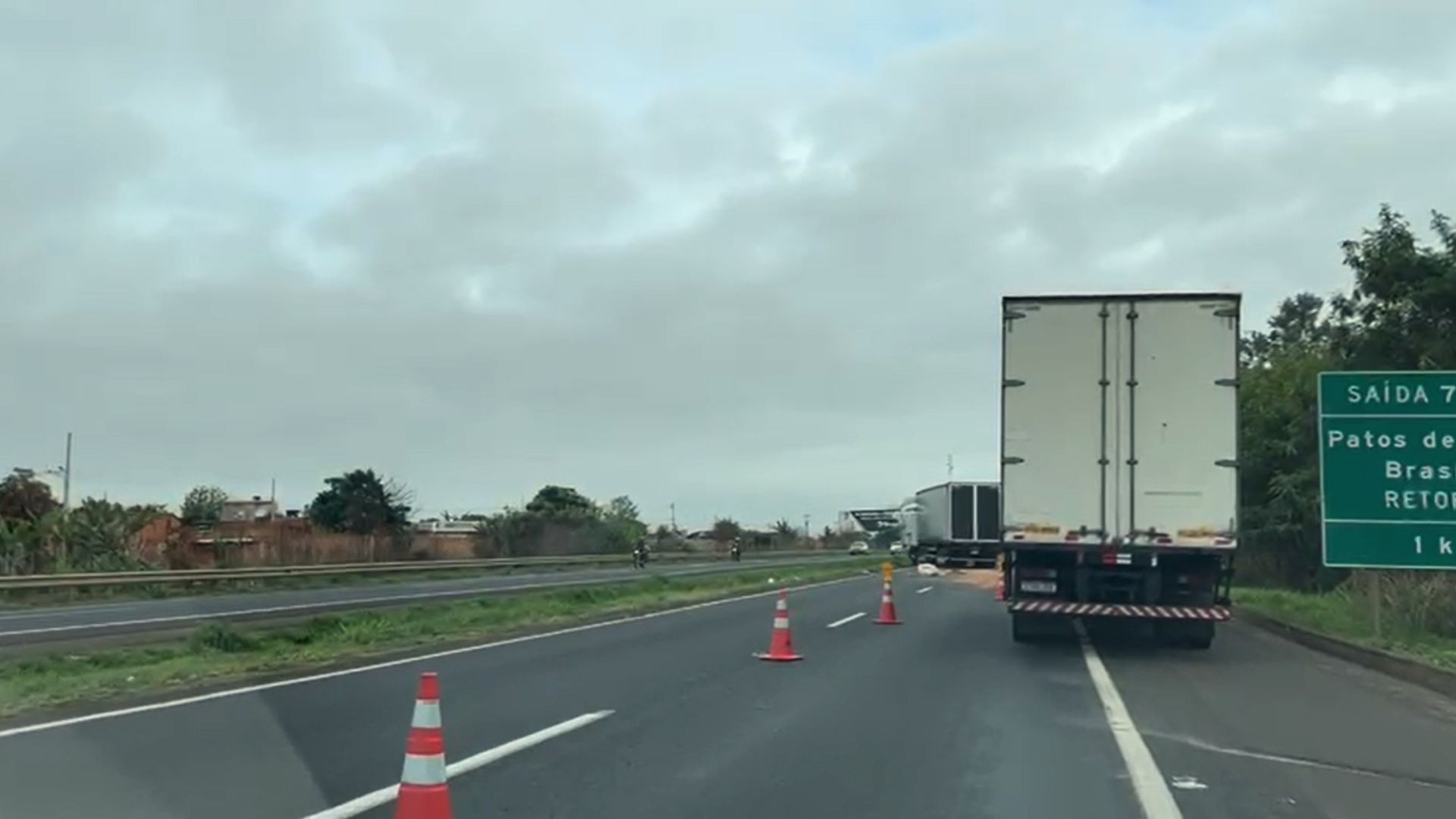 Batida traseira causa interdição e desvio pelo acostamento na BR-050 em Uberlândia