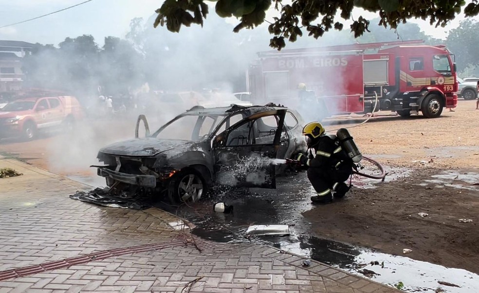 Bombeiros apagaram as chamas de veículo — Foto: Wilton Dias/TV Anhanguera