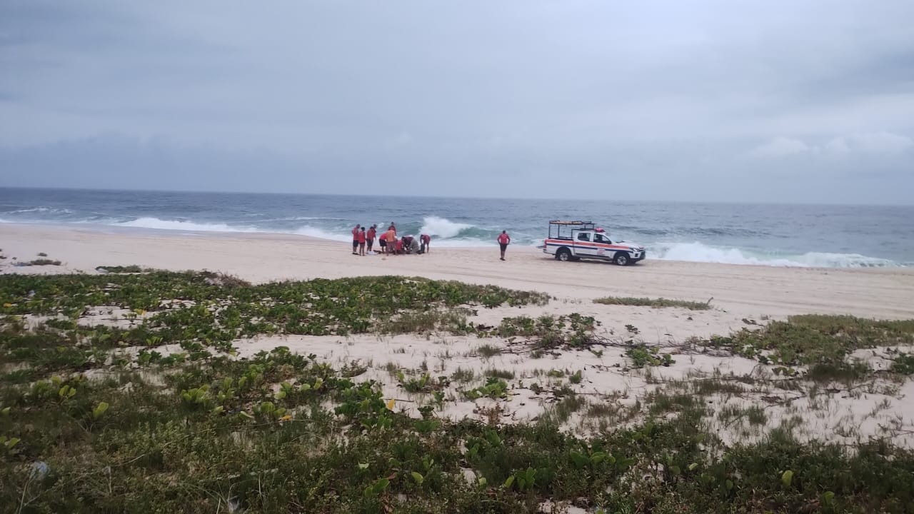 Piloto de paramotor cai no mar em Maricá e morre afogado