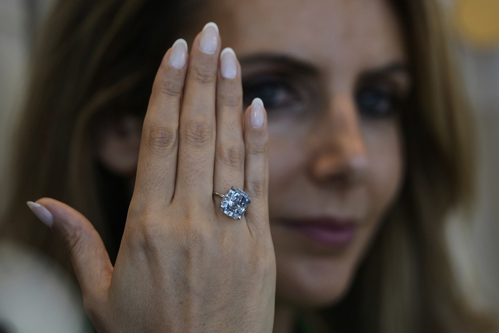 A vice-presidente da Sotheby's para o Oriente Médio e chefe da Sotheby's nos Emirados Árabes Unidos, Katia Noun Boueiz, usa o diamante Azul Mediterrâneo — Foto: AP Foto/Altaf Qadri