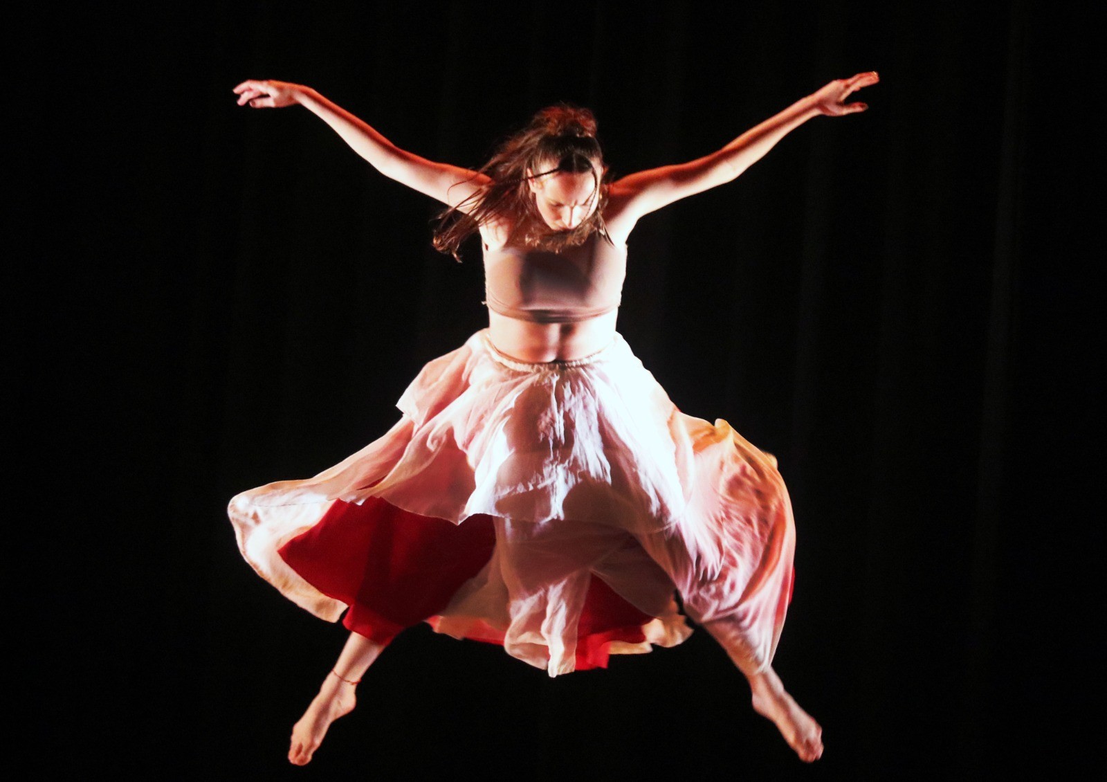 Bailarina supera lesão no joelho, vence festival e se torna integrante de companhia: 'Orgulho da minha cicatriz'