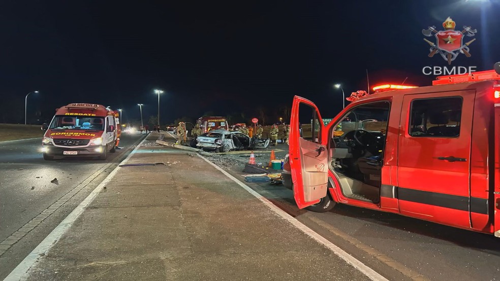 Homem morre em acidente após suposto racha perto da ponte JK. — Foto: Divulgação/CBMDF