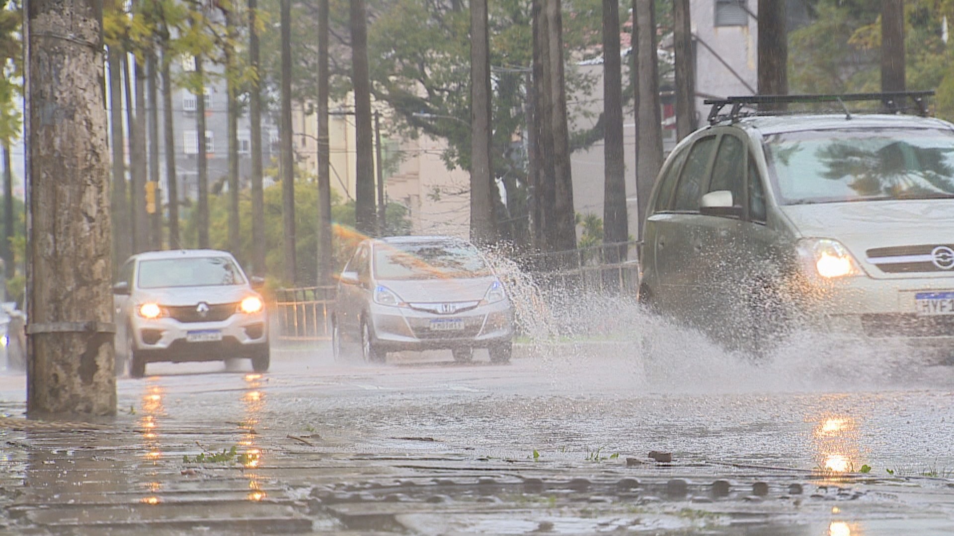 Porto Alegre tem, em menos de 48h, volume de chuva previsto para o mês inteiro; voos são cancelados 