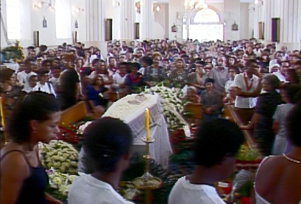Enterro de Lola reuniu milhares de fiéis em Rio Pomba — Foto: TV Integração/Reprodução
