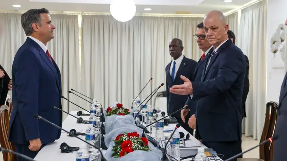 O diretor da CIA, John Ratcliffe (à esquerda), em uma reunião em Havana, Cuba. — Foto: Divulgação/CIA