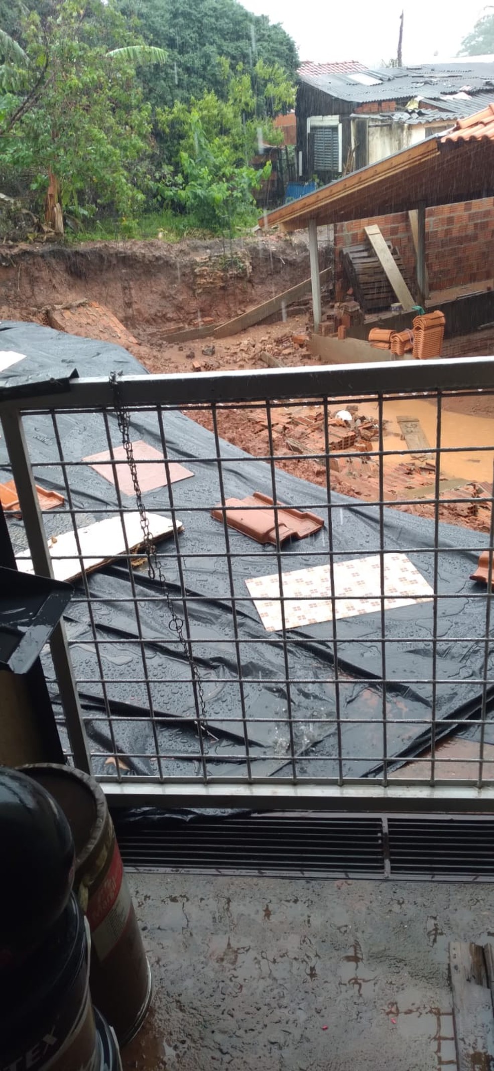 Garça (SP) registrou o desabamento de um muro em uma residência — Foto: Defesa Civil/Divulgação