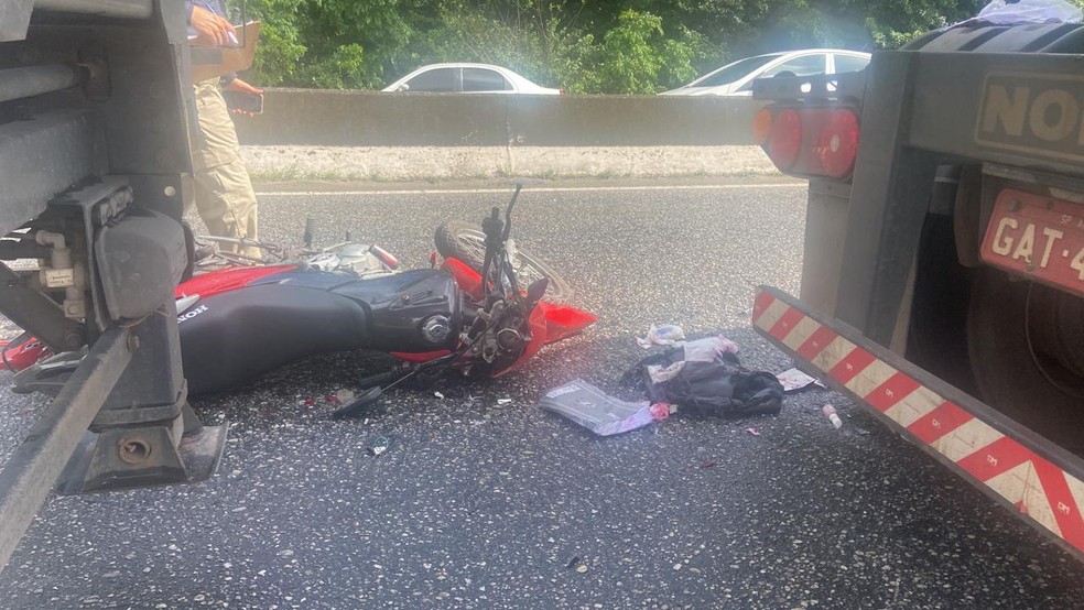 Estudante de 24 anos morre após bater moto em caminhão em rodovia de Ijaci,  MG, Sul de Minas