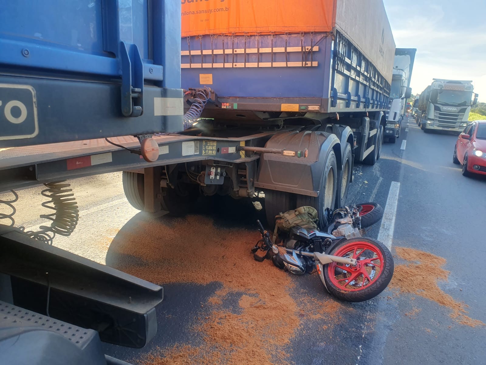 Motociclista tenta passar em 'corredor' de congestionamento, mas acaba embaixo de carreta, no Paraná