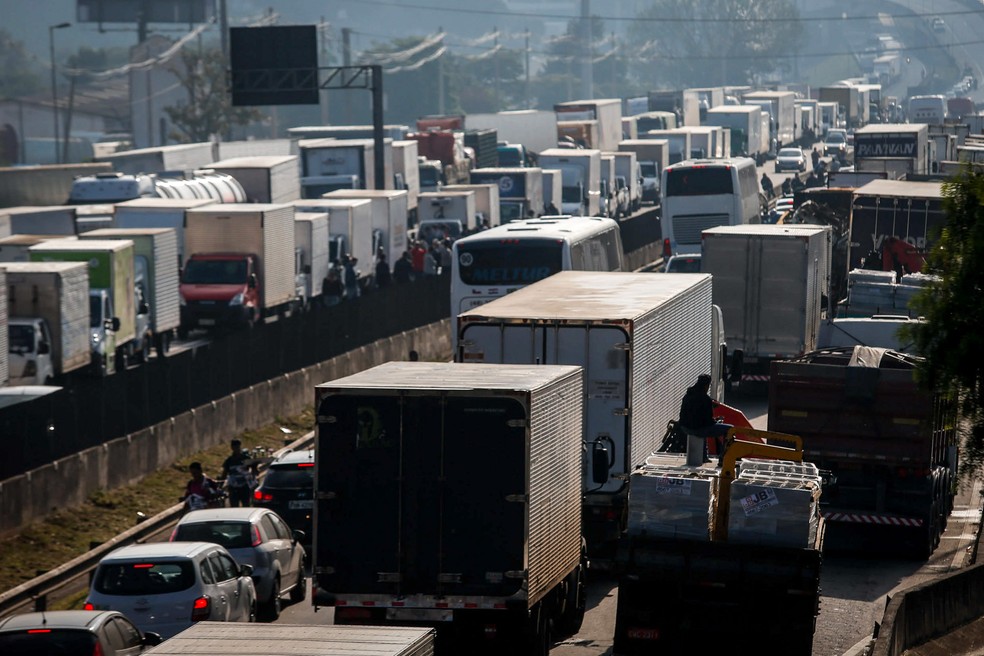 Caminhões e carros parados na rodovia Regis Bittencur, próximo a Embu das artes, em São Paulo — Foto: Felipe Rau/Estadão Conteúdo