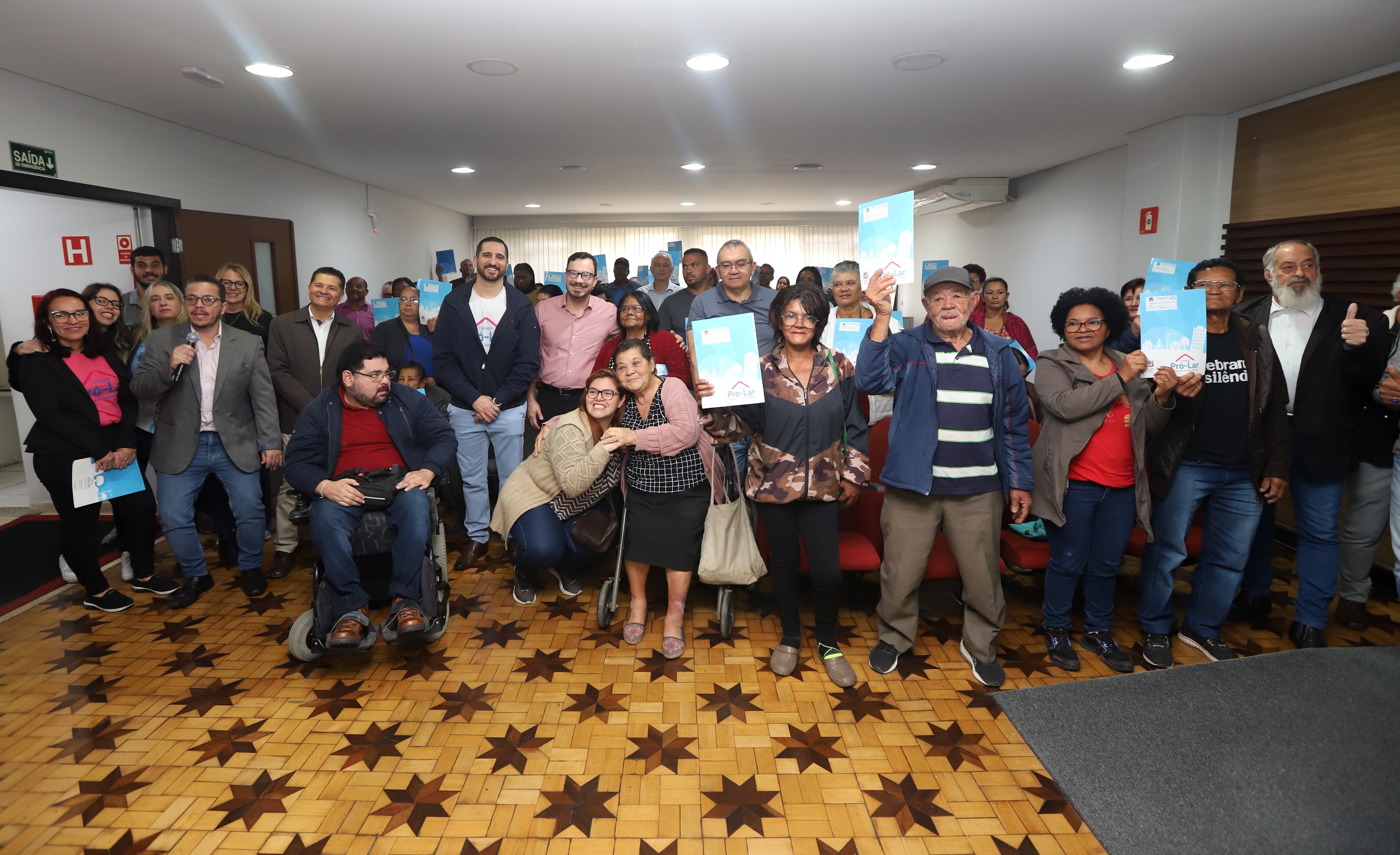 Entrega de 45 títulos de regularização fundiária emociona famílias de Jacareí