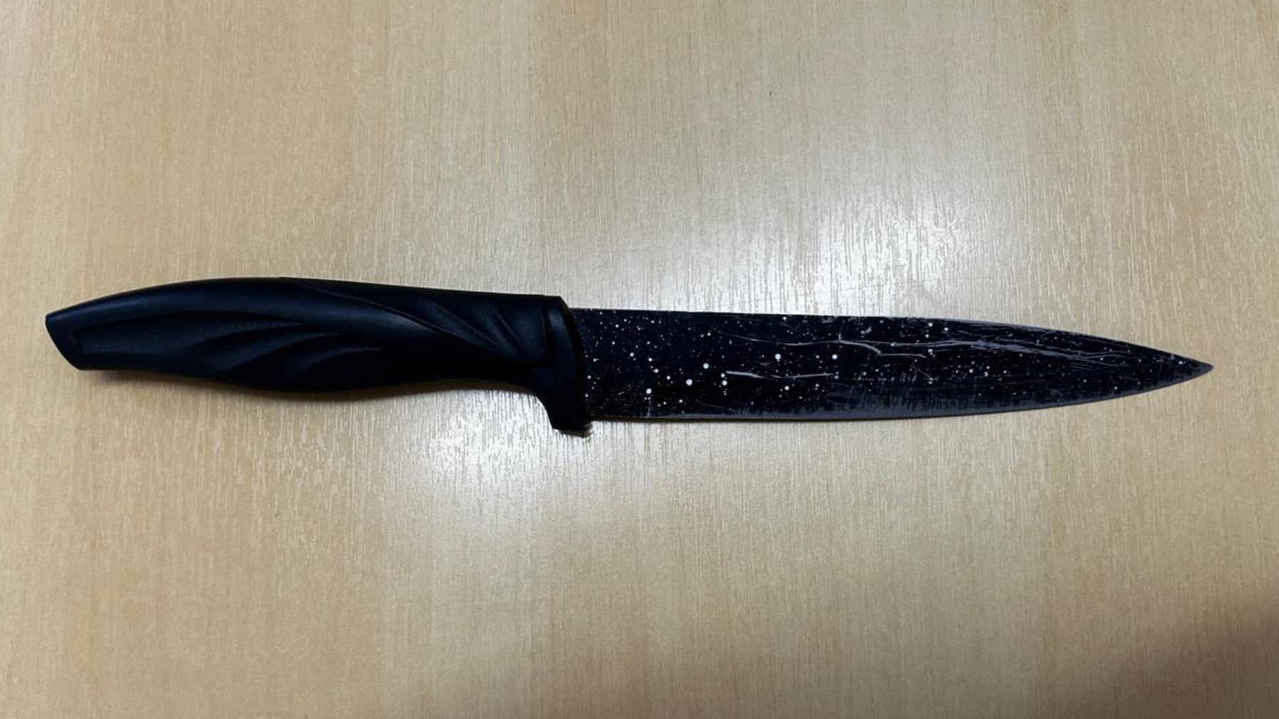 Adolescente de 13 anos vai até delegacia com faca atrás da avó após ameaçá-la, no PR