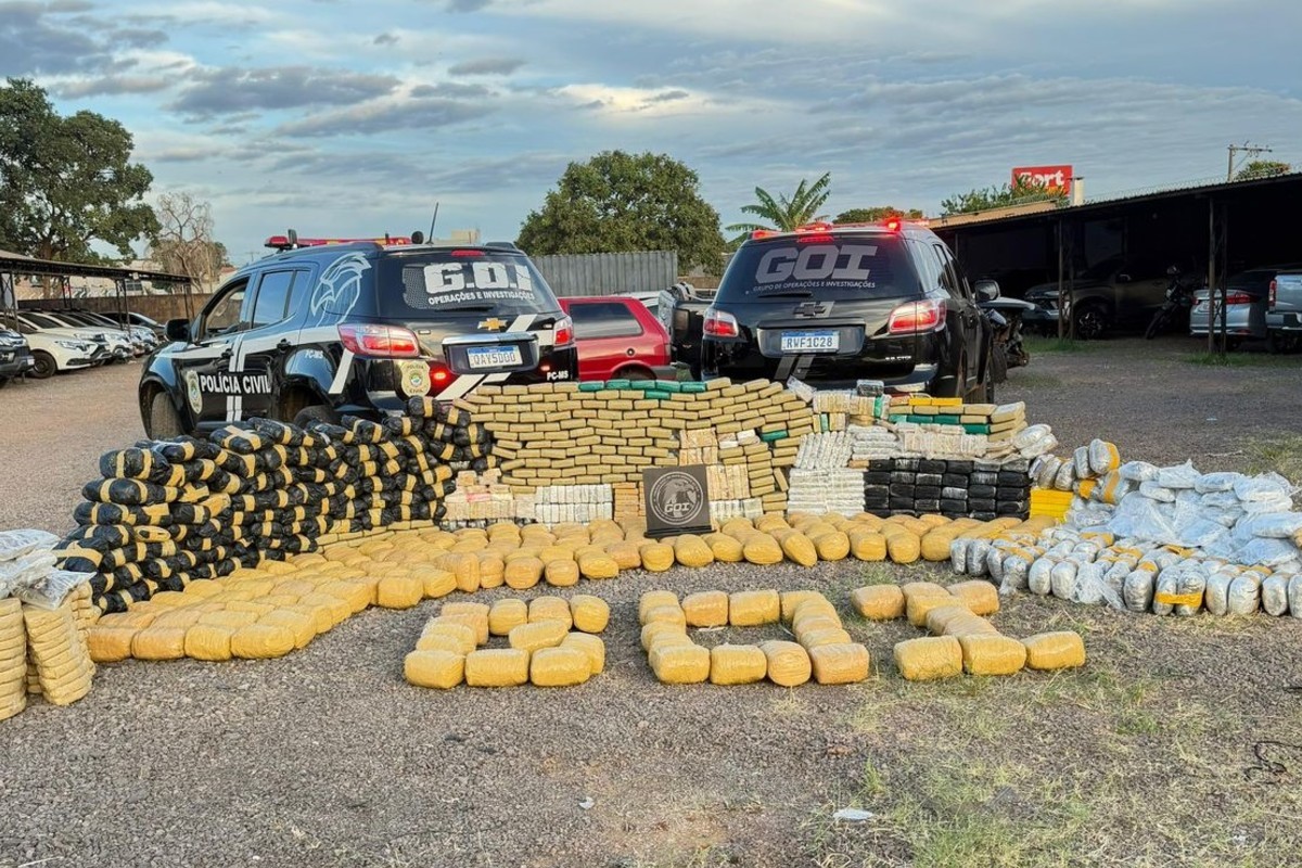 Policial espreita muro, encontra quase 1 tonelada de drogas e prende foragido em Campo Grande