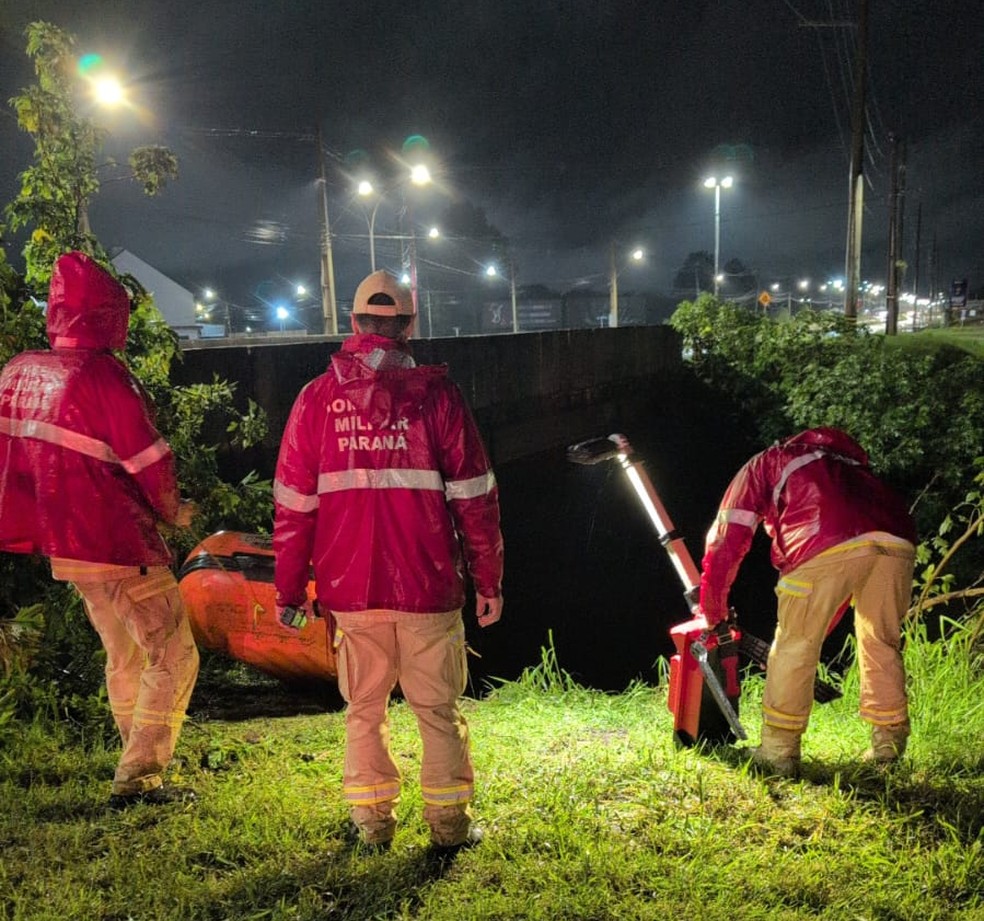 Bombeiros iniciaram buscas ainda na madrugada &mdash; Foto: Corpo de Bombeiros