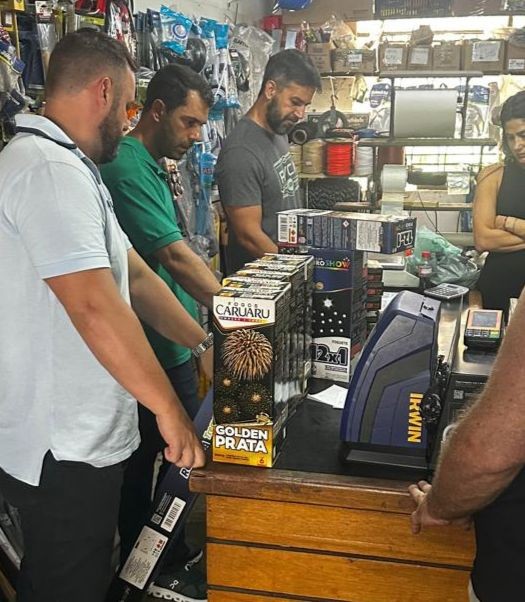 Fiscalização apreende mais de 60 caixas de fogos barulhentos em Petrópolis, no RJ