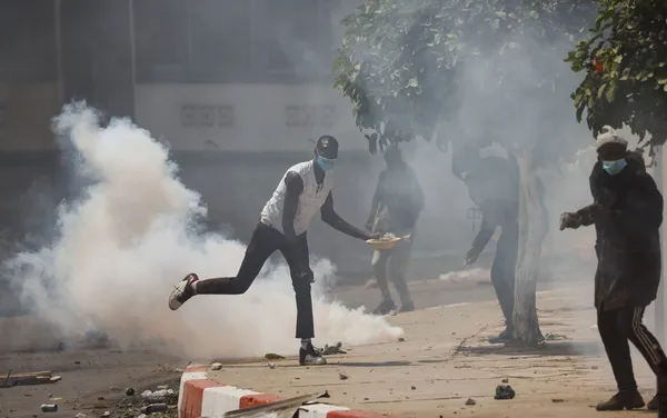 Senegal: Violência após condenação de opositor faz pelo menos nove mortos