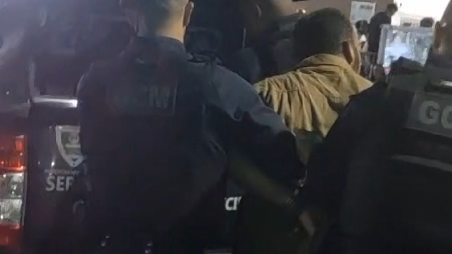 Homem invade igreja durante missa, derruba hóstias e ameaça padre no ES