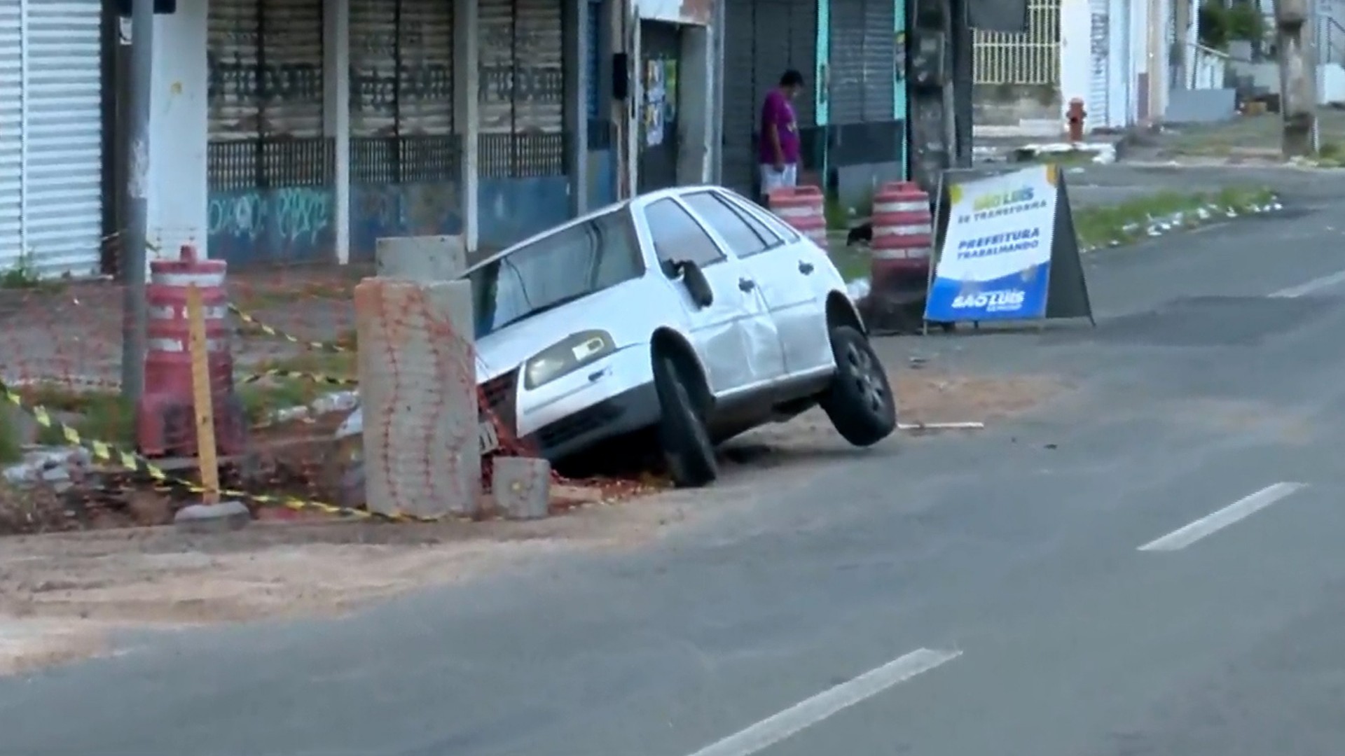 Carro cai em buraco em trecho de obra na Avenida Castelo Branco, em São Luís