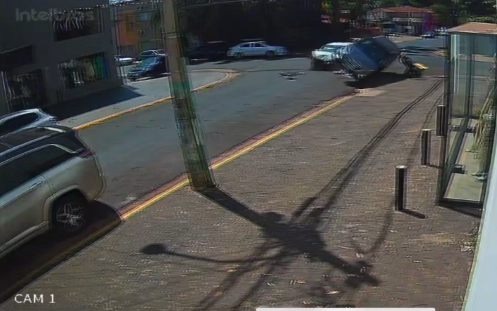 Sorveteiro escapa por segundos de colisão entre dois carros em Ribeirão Preto, SP; VÍDEO