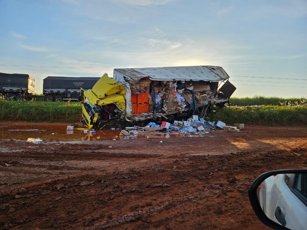 Motorista do caminhão foi socorrido com vida — Foto: William Tessaro