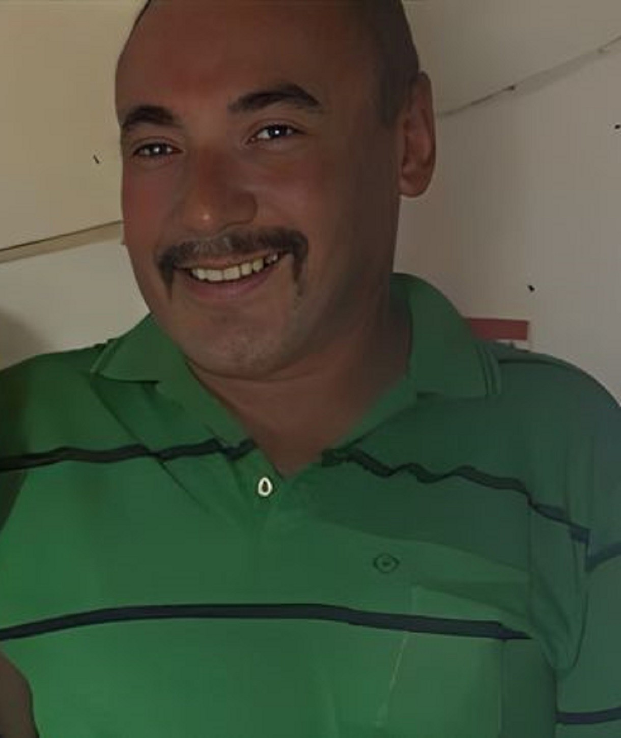 Marido esfaqueia mulher na frente de base da PM, é preso e morre em cela de delegacia