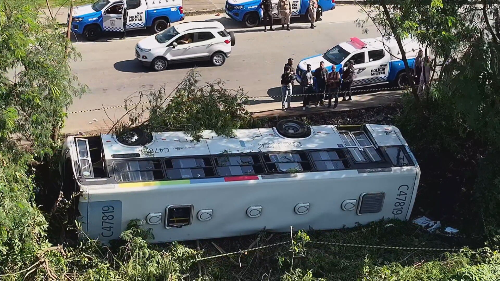 Ônibus cai em canal na Cidade de Deus e deixa mais de 40 pessoas feridas 