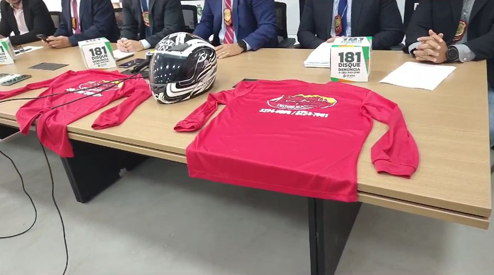 Camisas com logomarcas fict&iacute;cias foram usadas por criminosos que balearam casal de turistas em pousada no Cear&aacute; &mdash; Foto: Davi C&eacute;sar/SVM