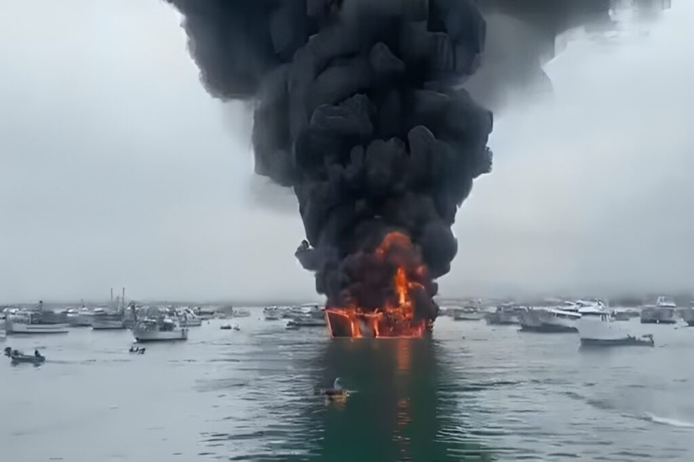 Coluna de fumaça no incêndio de barcos pesqueiros em Manta, Equador, no sábado (6). — Foto: El Comercio/Reprodução