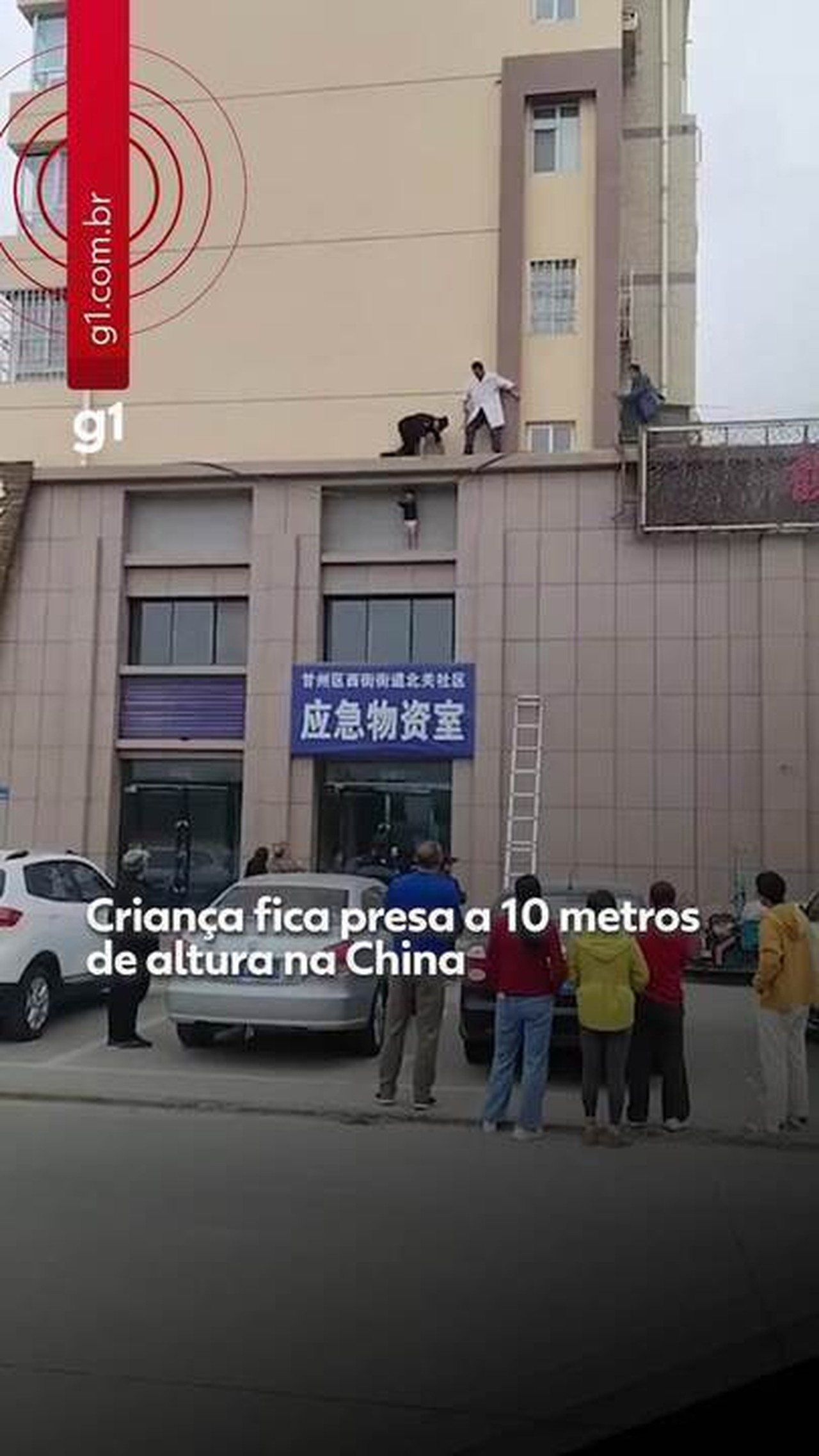 Menino de 3 anos fica preso do lado de fora de prédio a mais de 10 metros de altura na China