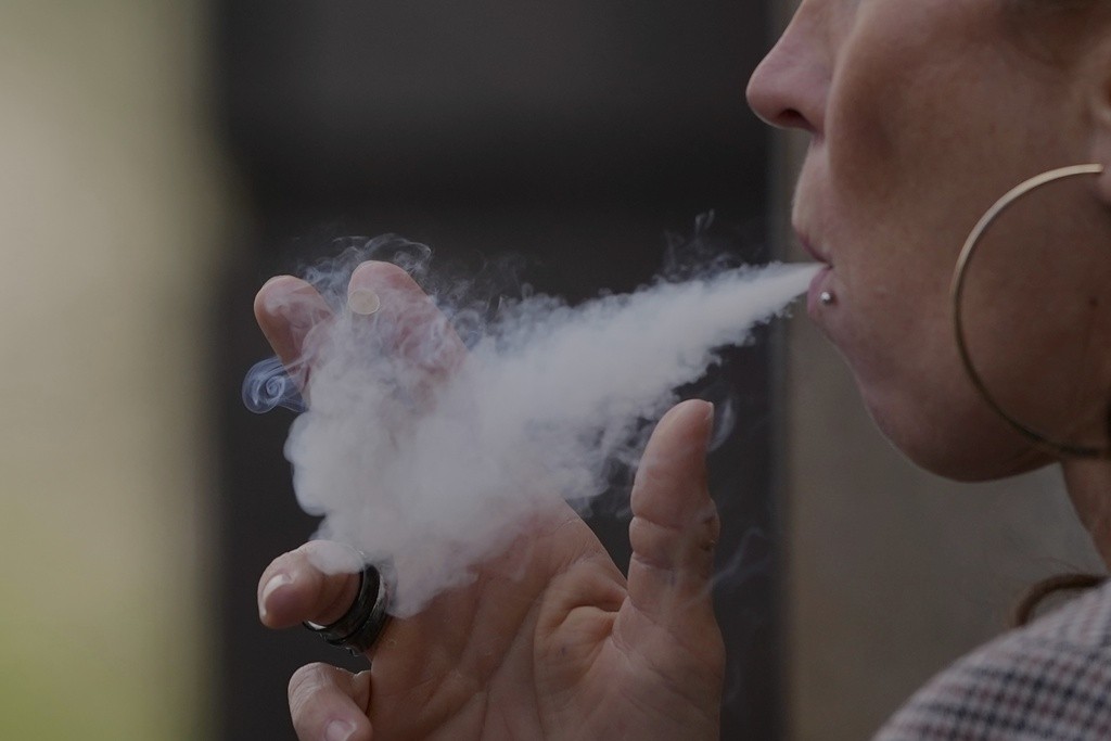 Reino Unido quer proibir cigarros ou vapes para todos os nascidos após 2008 e criar a primeira geração não fumante da história