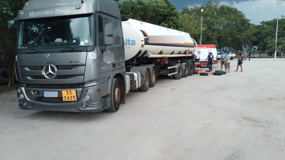Vítima esqueceu uma ferramenta e o motorista não viu que ele estava embaixo da carreta — Foto: Reprodução
