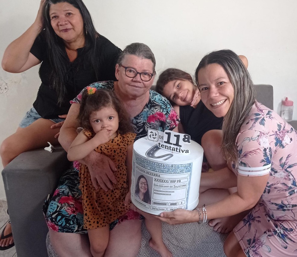 Poliana Bezerra fez um bolo falso para comemorar sua aprovação na prova da CNH — Foto: Arquivo pessoal