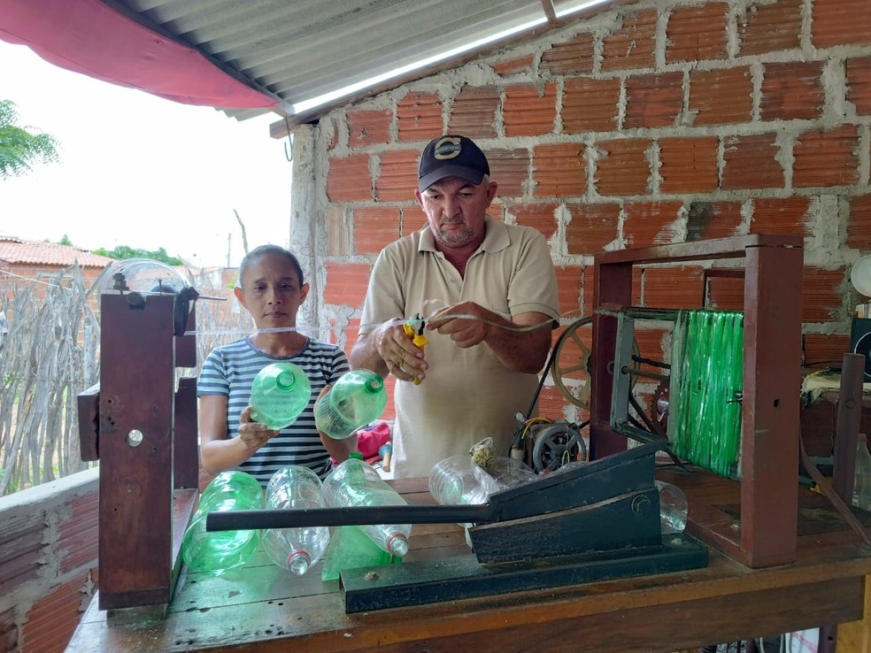José Camilo e a esposa, com quem é casado desde 2007, têm uma fábrica de vassouras nos fundos de casa — Foto: Marcio Morais
