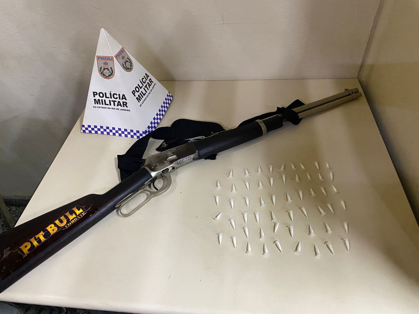 Dupla é presa com arma e drogas em Paraty