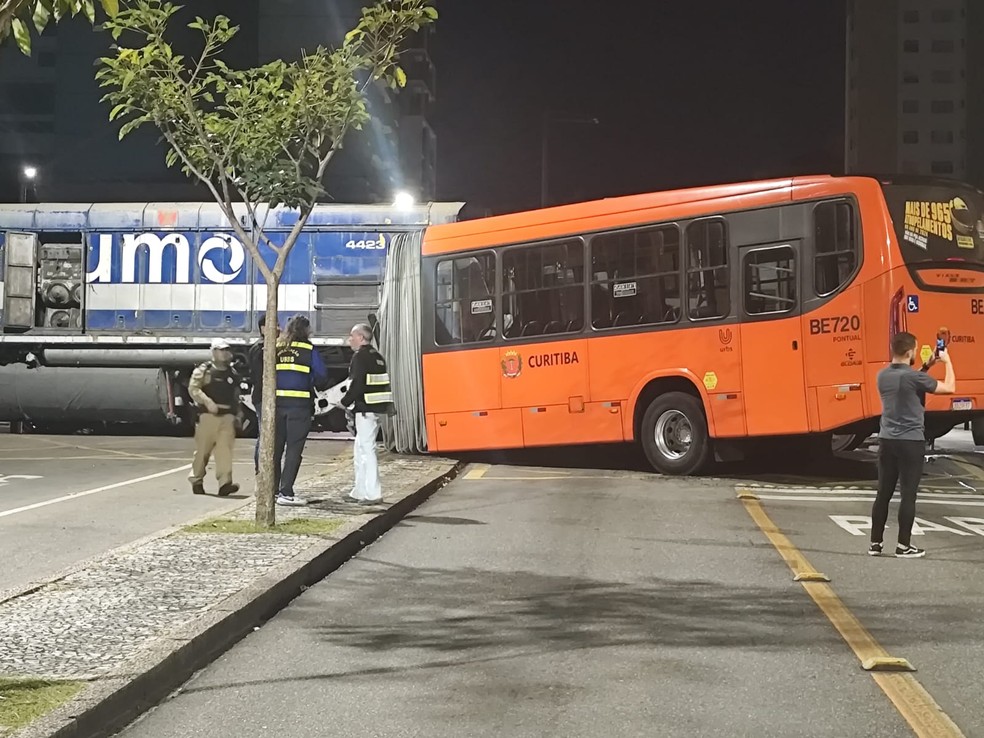 &Ocirc;nibus biarticulado parte ao meio ap&oacute;s colis&atilde;o com trem em Curitiba e deixa 11 feridos &mdash; Foto: Tony Mattoso/RPC