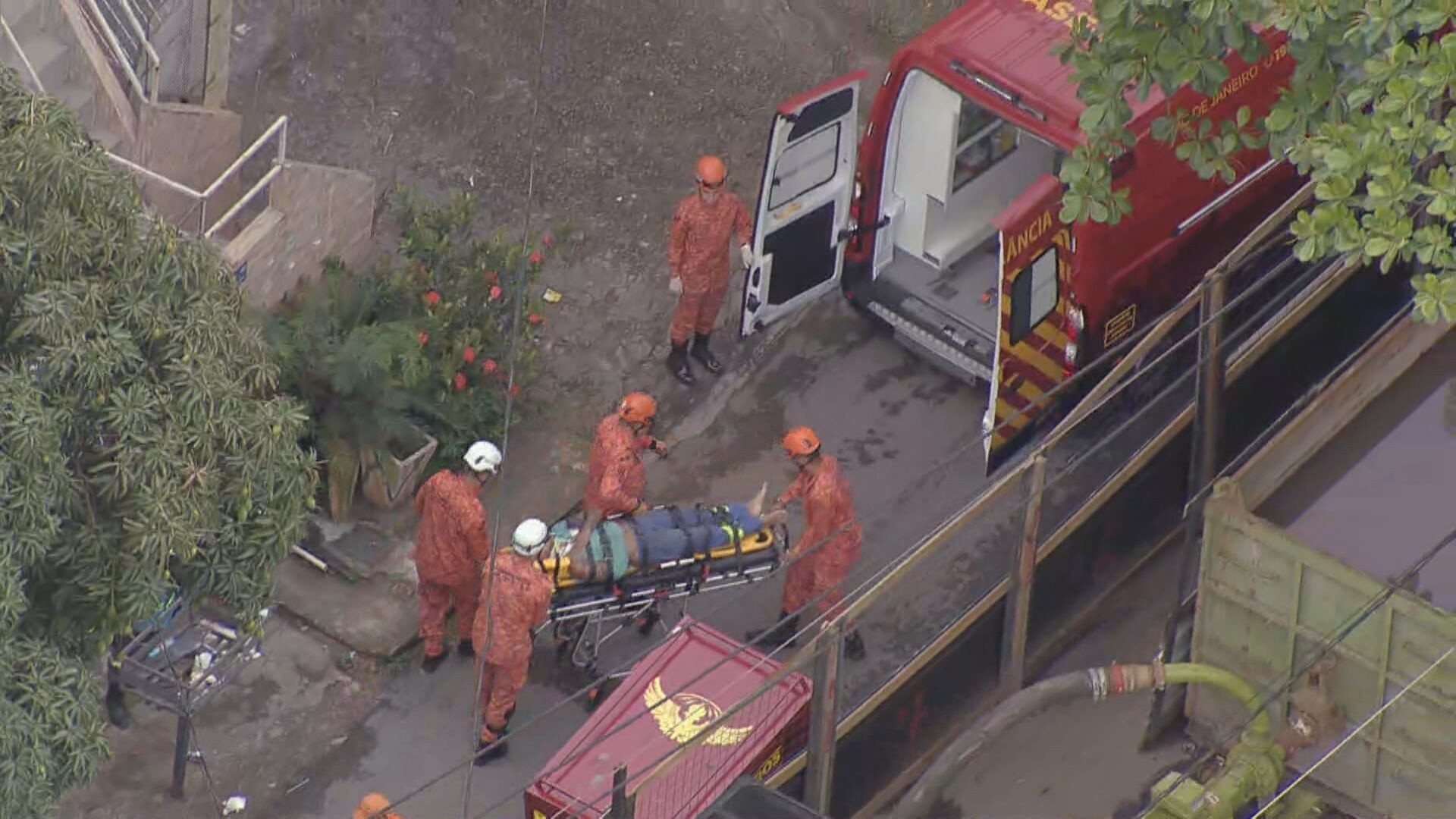 Trabalhador fica ferido após acidente em poço durante obra na Maré, na Zona Norte do Rio