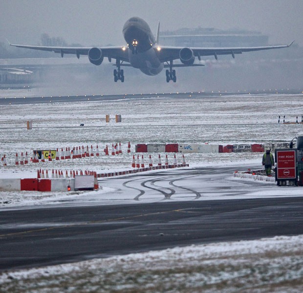 Aeroporto de Heathrow volta a operar, mas paralisação ainda causa reflexos em voos do mundo inteiro